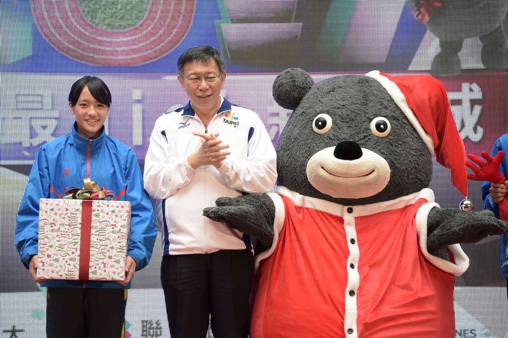 市长柯文哲与2017世大运宣传大使熊赞，将祝福与礼物送给尖石国中田径队