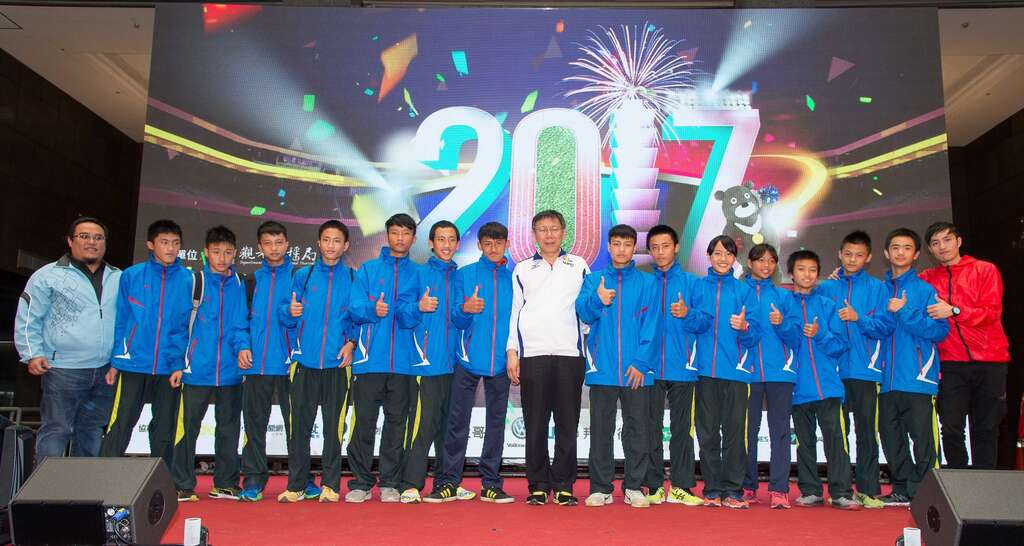 市长柯文哲与尖石国中田径队合影，并邀请同学体验台北跨年节庆氛