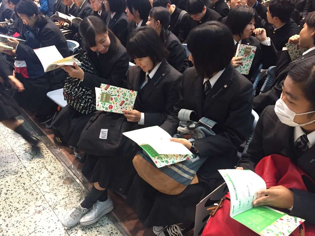 同学们都很喜欢《台北满吃》手册，拿在手上不停翻阅