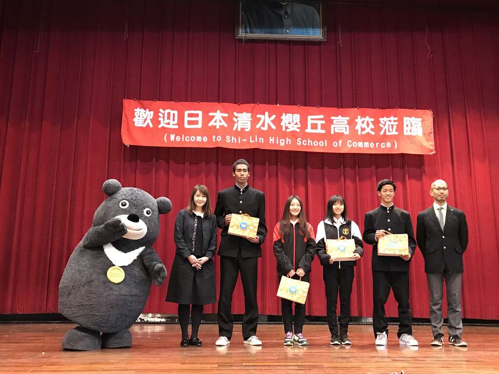 熊赞与观传局局长简余晏(左2)、清水樱丘高校学年主任奥村仁一(右1)、台日学生开心PK