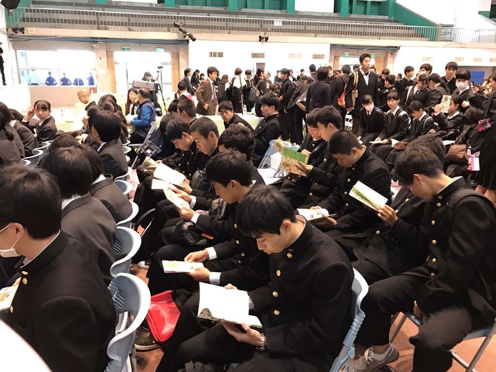 清水樱丘高校同学们专心地阅读《台北满吃》手册