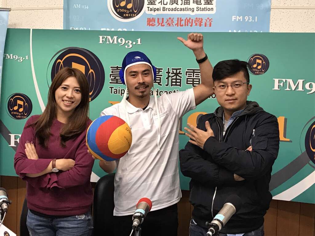 罗淼（图中，头套可保护选手耳朵）