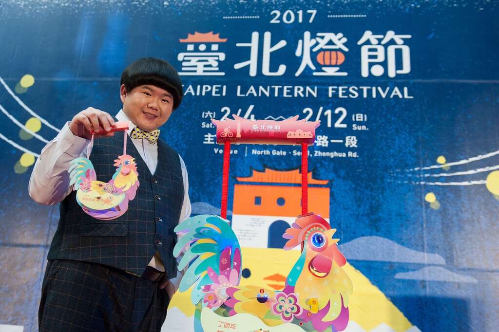 小胖林育羣與舞動奇雞小提燈開心合影