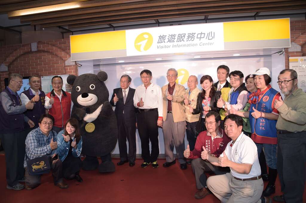 柯市長與在地協會、團體、貴賓共同於捷運龍山寺站旅遊服務中心一同合影留念