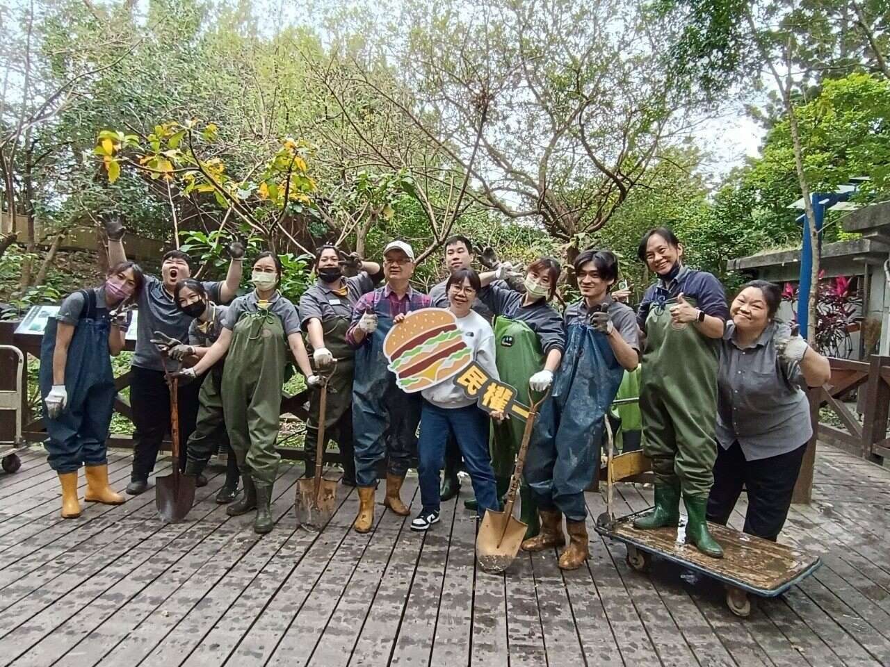 林雍善队长在企业工作日，带领麦当劳员工清除污泥。(图片来源：台北市政府工务局公园路灯工程管理处)