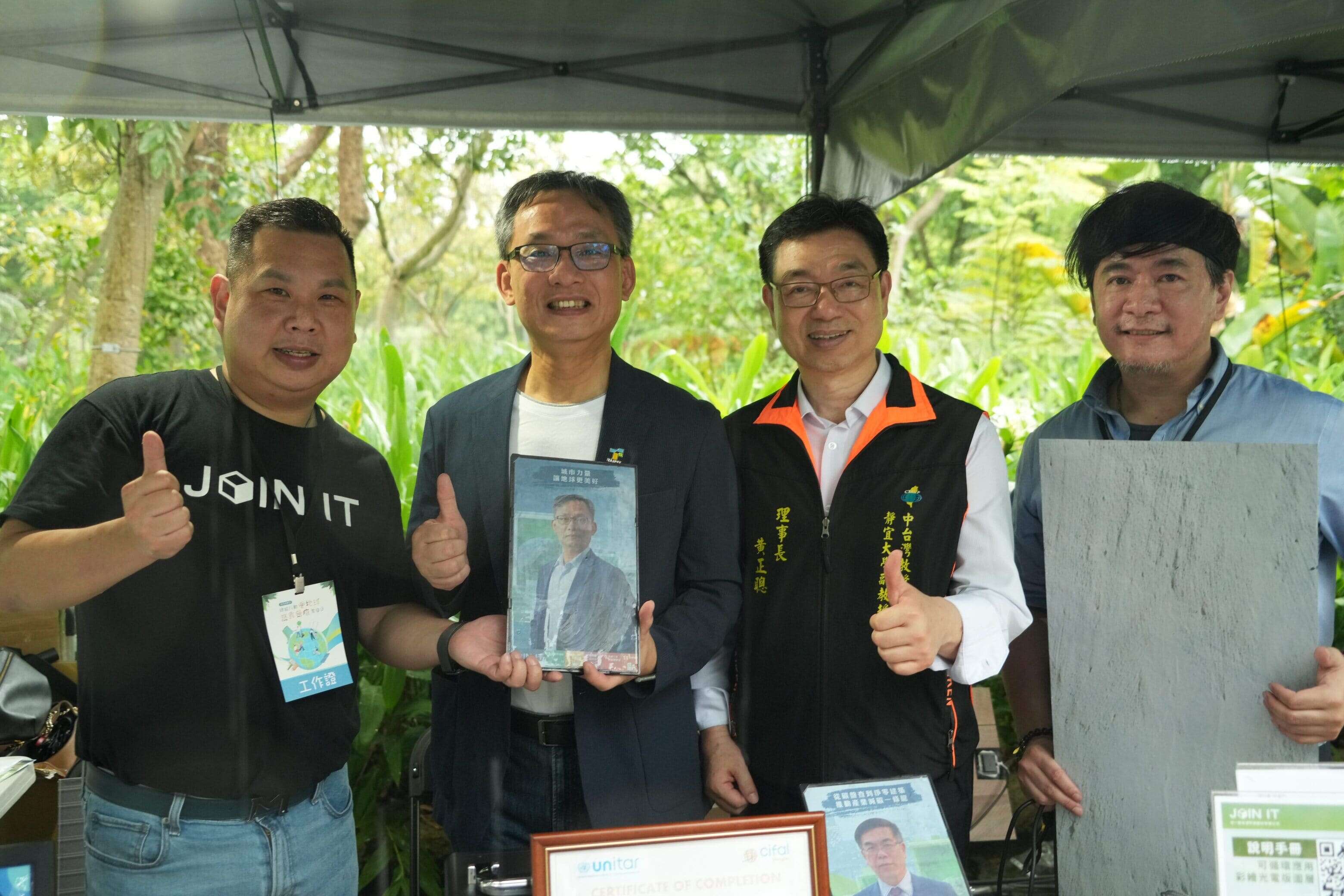 張副市長訪攤彩繪太陽能板(圖片來源：臺北市政府工務局公園路燈工程管理處)