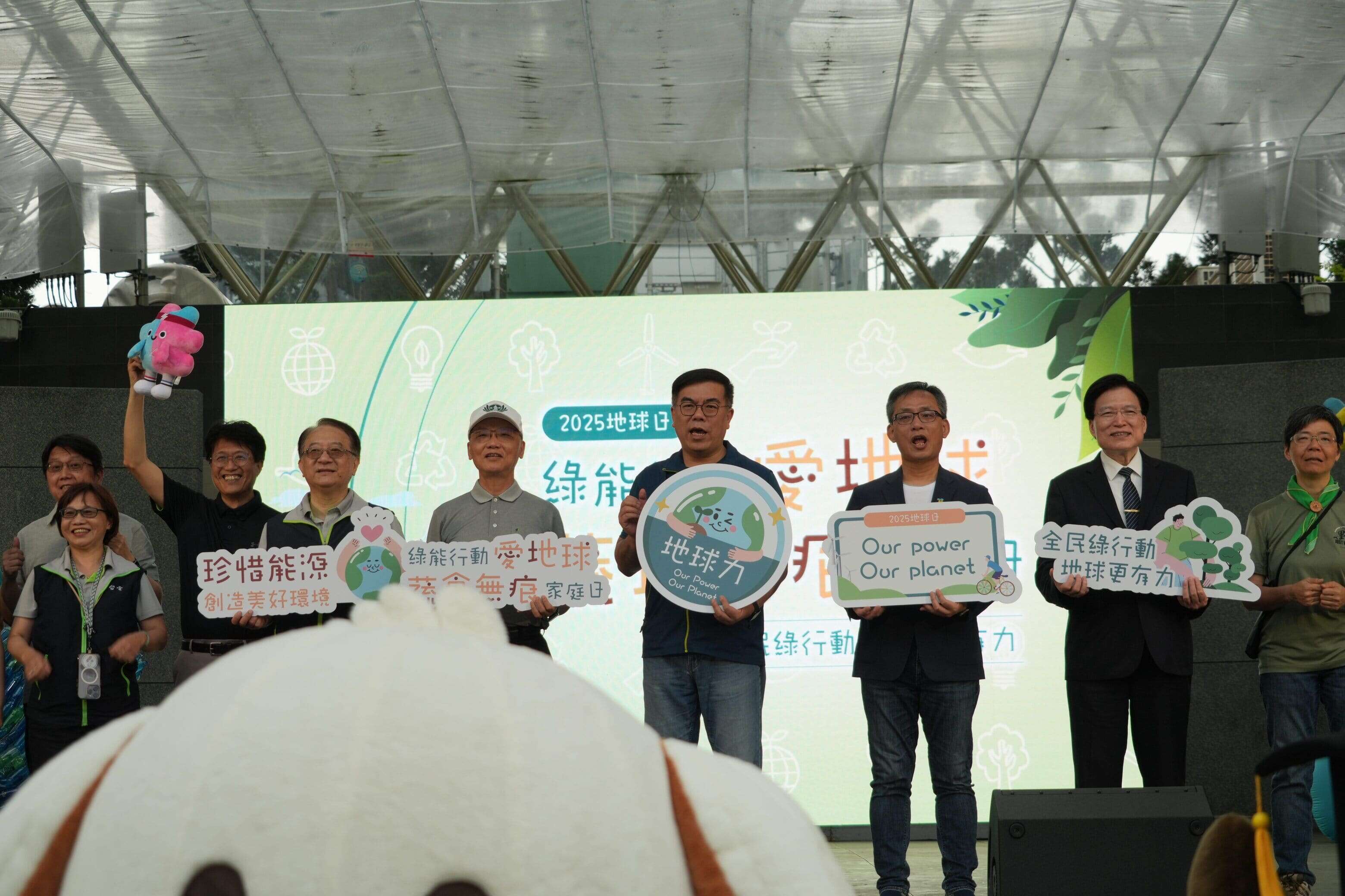 貴賓一起綠行動宣示(圖片來源：臺北市政府工務局公園路燈工程管理處)