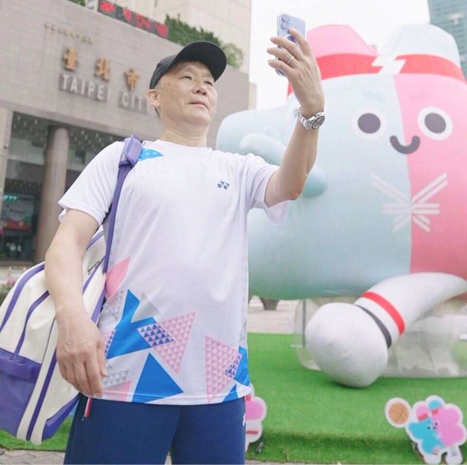 李峻淯来到台北市政府前广场与世壮运吉祥物壮宝合影(图片来源：台北市政府观光传播局)