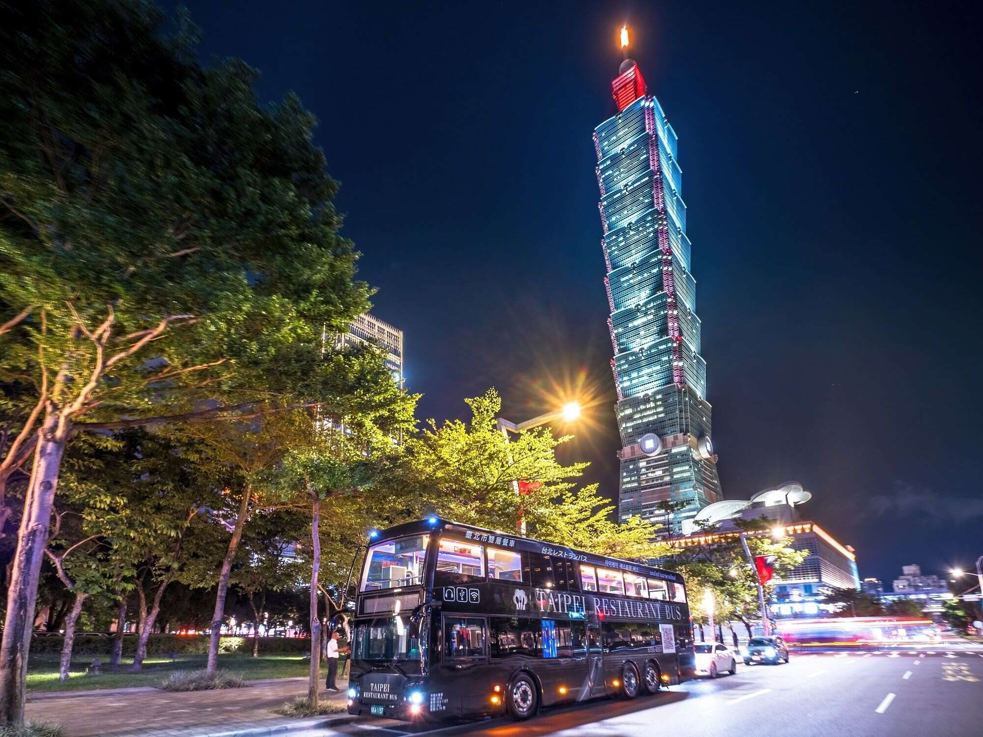 登上地标建筑台北101。(图片来源：台北市政府观光传播局)