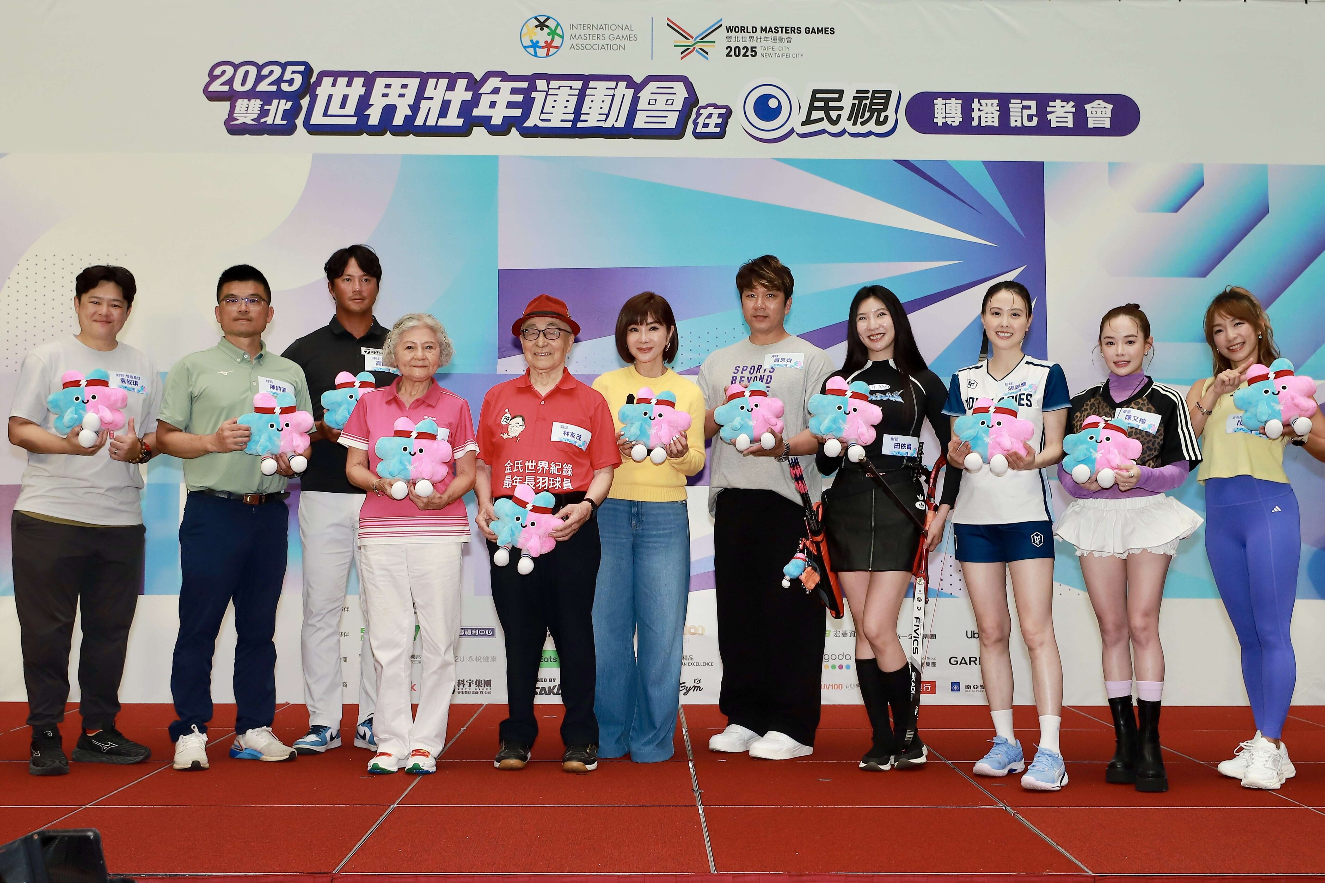 「臺灣最美麗的歐巴桑」陳美鳳將象徵著祝福與希望的吉祥物壯寶娃娃致贈給每一位選手，祝願選手在比賽中旗開得勝(圖片來源：臺北市政府觀光傳播局)
