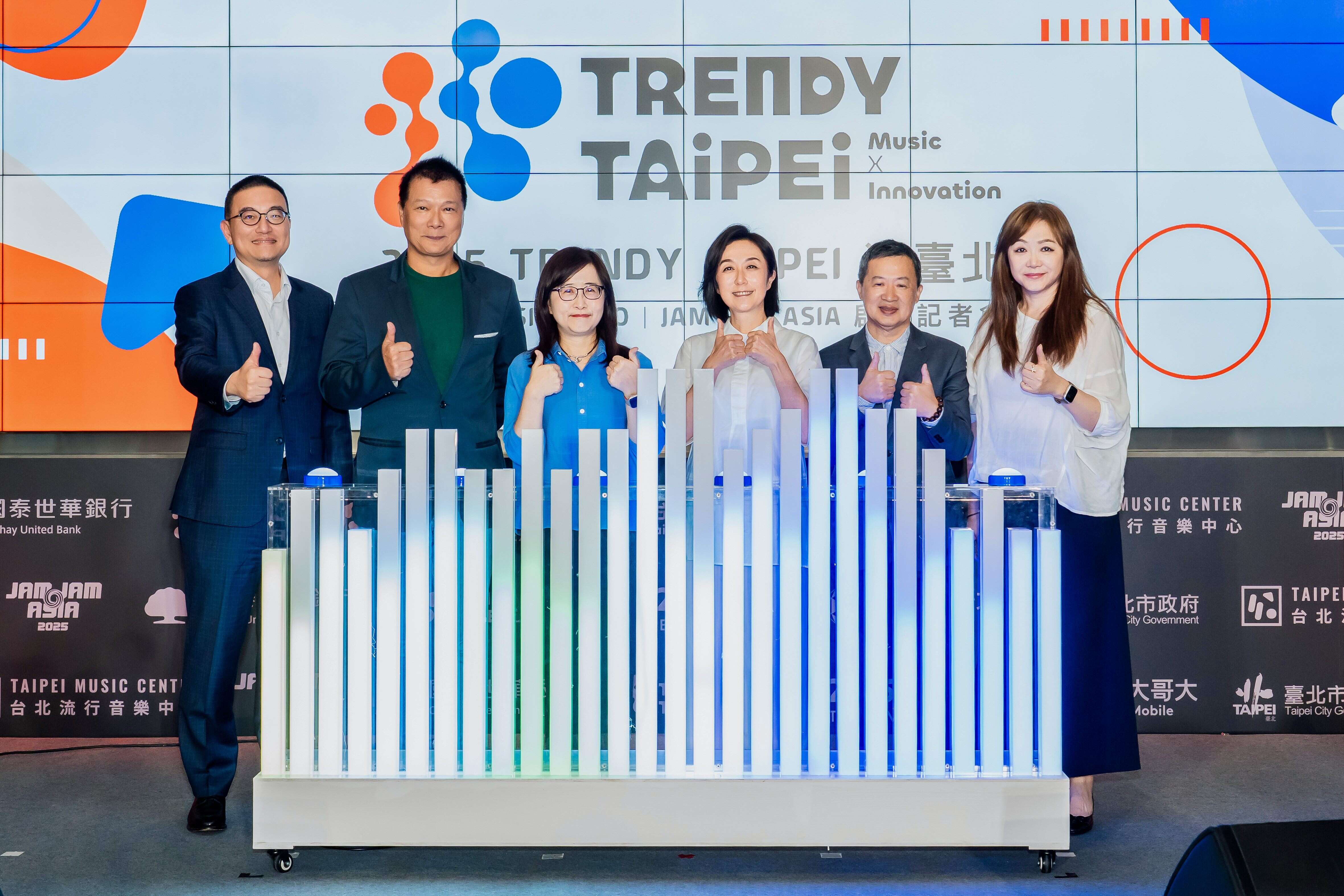 左起国泰世华银行资深副总经理胡醒贤、文化局局长蔡诗萍、台北市副市长林奕华、北流董事长黄韵玲、北流执行长梁序伦、台湾大哥大副总经理刘丽惠(图片来源：台北市政府文化局)