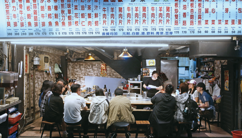 P20-23 漫遊-6 @楊彩成–士林夜市小吃店家林立，吸引許多民眾前來尋味。（攝影／楊彩成）