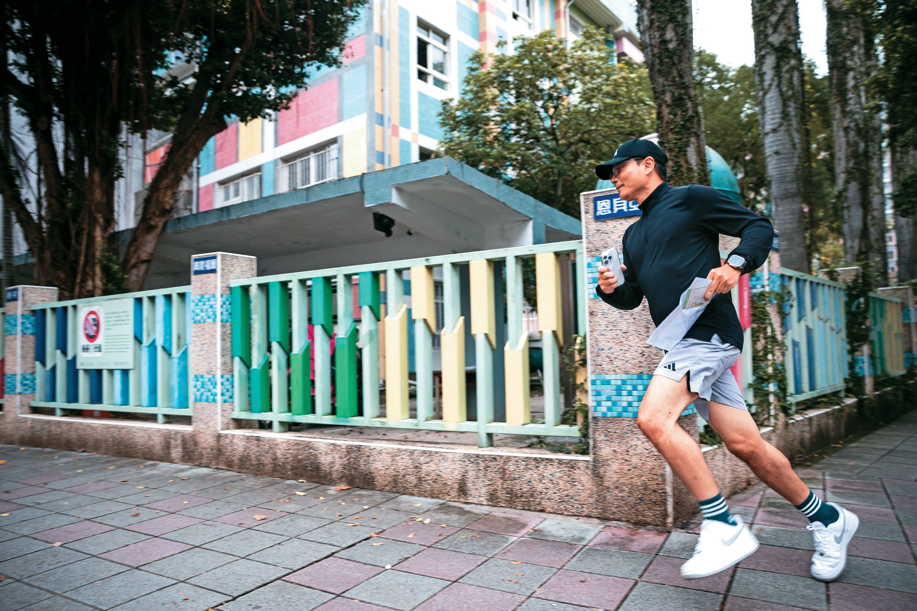 P32-35 寫真-5–手持地圖的定向越野選手穿梭於城市不同場景,帶來充滿活力的都市風景。