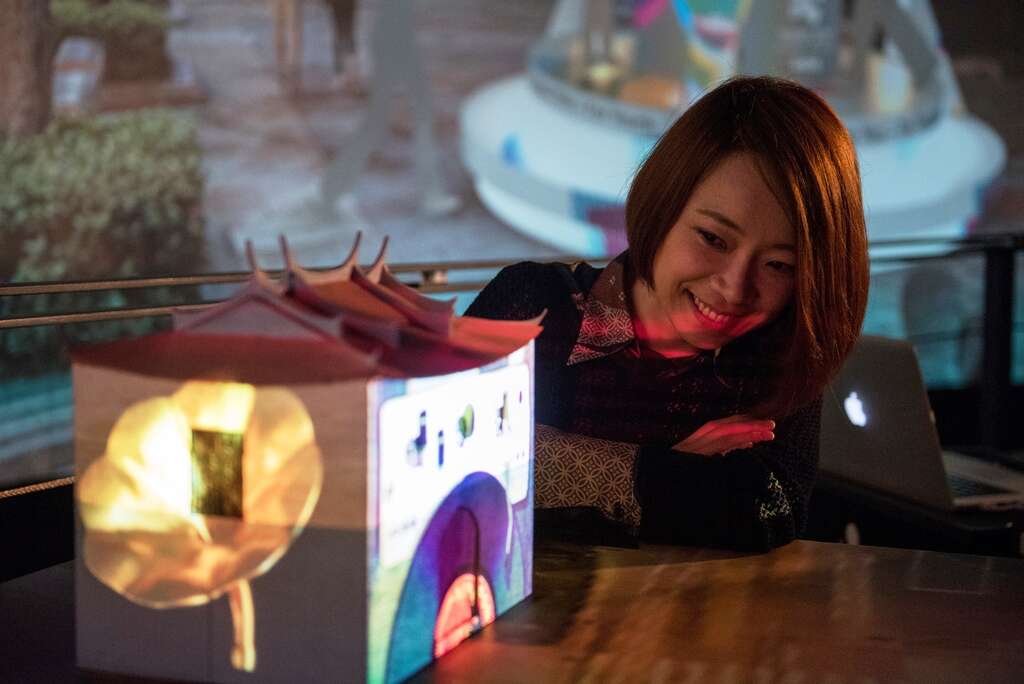 导演陈怡洁与她的光雕作品《西街派对》