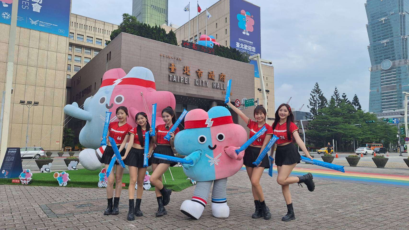 小龙女啦啦队成员李多慧、小蛙、沛沛、马妹、柳柳与赛会吉祥物「壮宝」共舞世壮运主题曲〈敬梦想〉，邀请民众热舞应援进场观赛，一同为选手加油！(图片来源：台北市政府观光传播局)