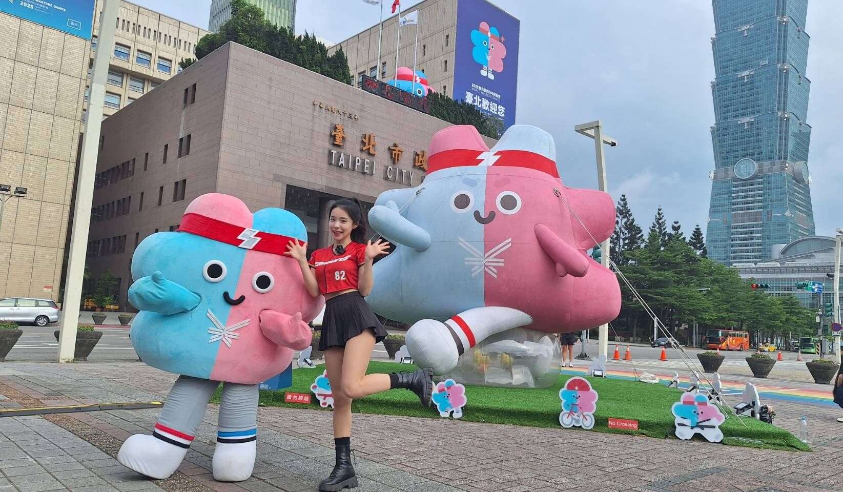 啦啦队女神李多慧与世壮运吉祥物「壮宝」一同为赛会暖身造势。(图片来源：台北市政府观光传播局)