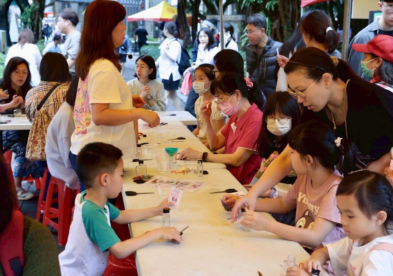 浮游花手作体验座无虚席，亲手制作精致作品送给漂亮妈咪(图片来源：台北市商业处)