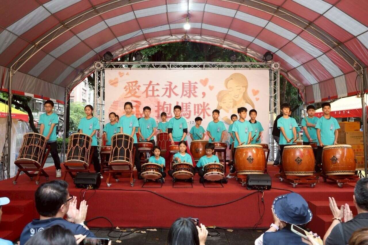 在地金华国小太鼓队专业演出，为民众带来满满活力(图片来源：台北市商业处)