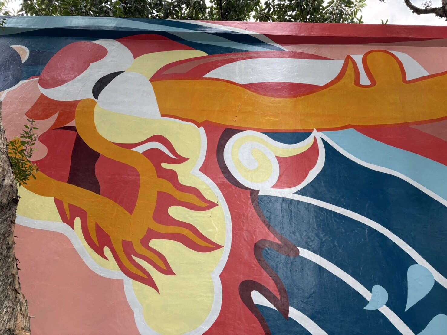 The local dragon boat culture of Sanjiao Ferry Pier is vividly brought to life in the mural.