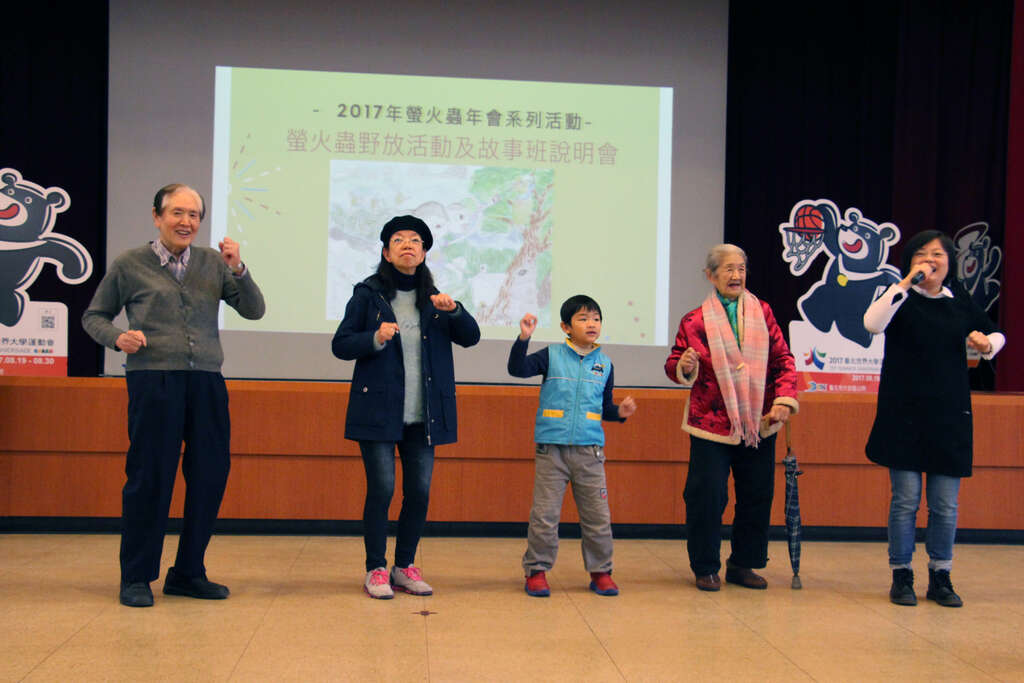 图2.故事班长者三代同堂邀晚辈共同参与活动