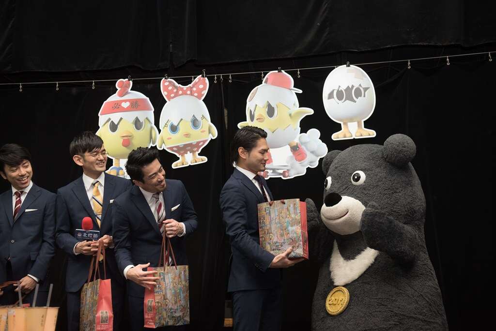 世大運宣傳大使熊讚送探班伴手禮給WORLD ORDER