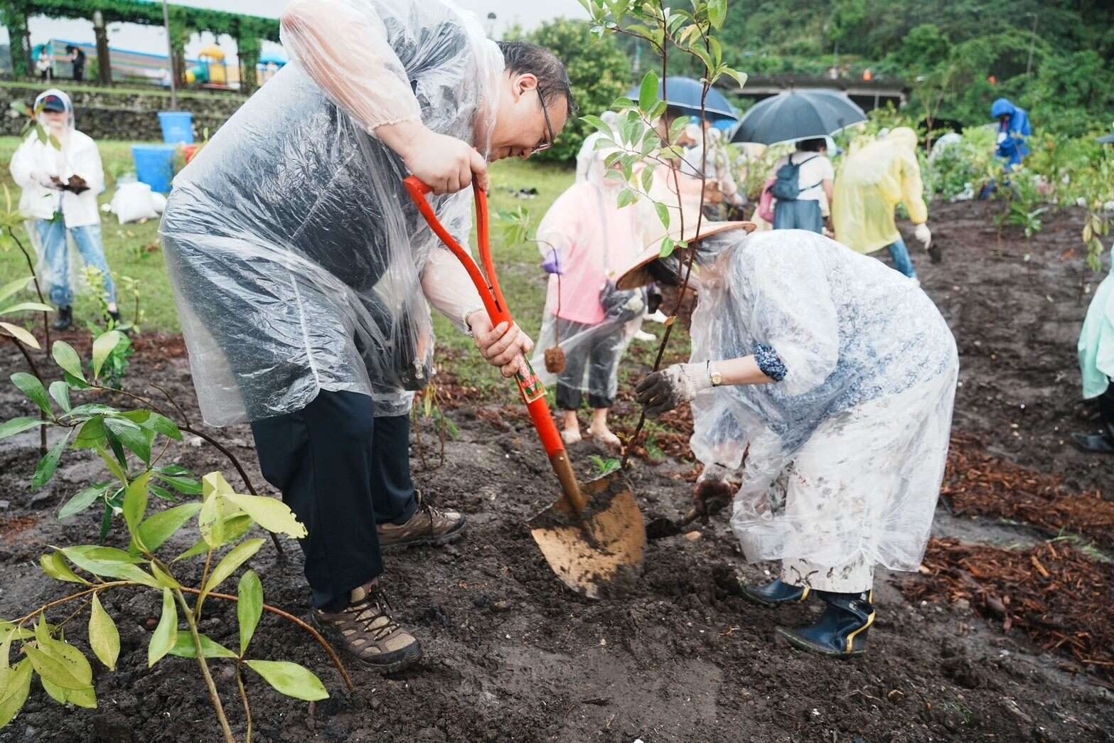 民众热情响应植树活动(图片来源：台北市政府环境保护局废弃物处理场)
