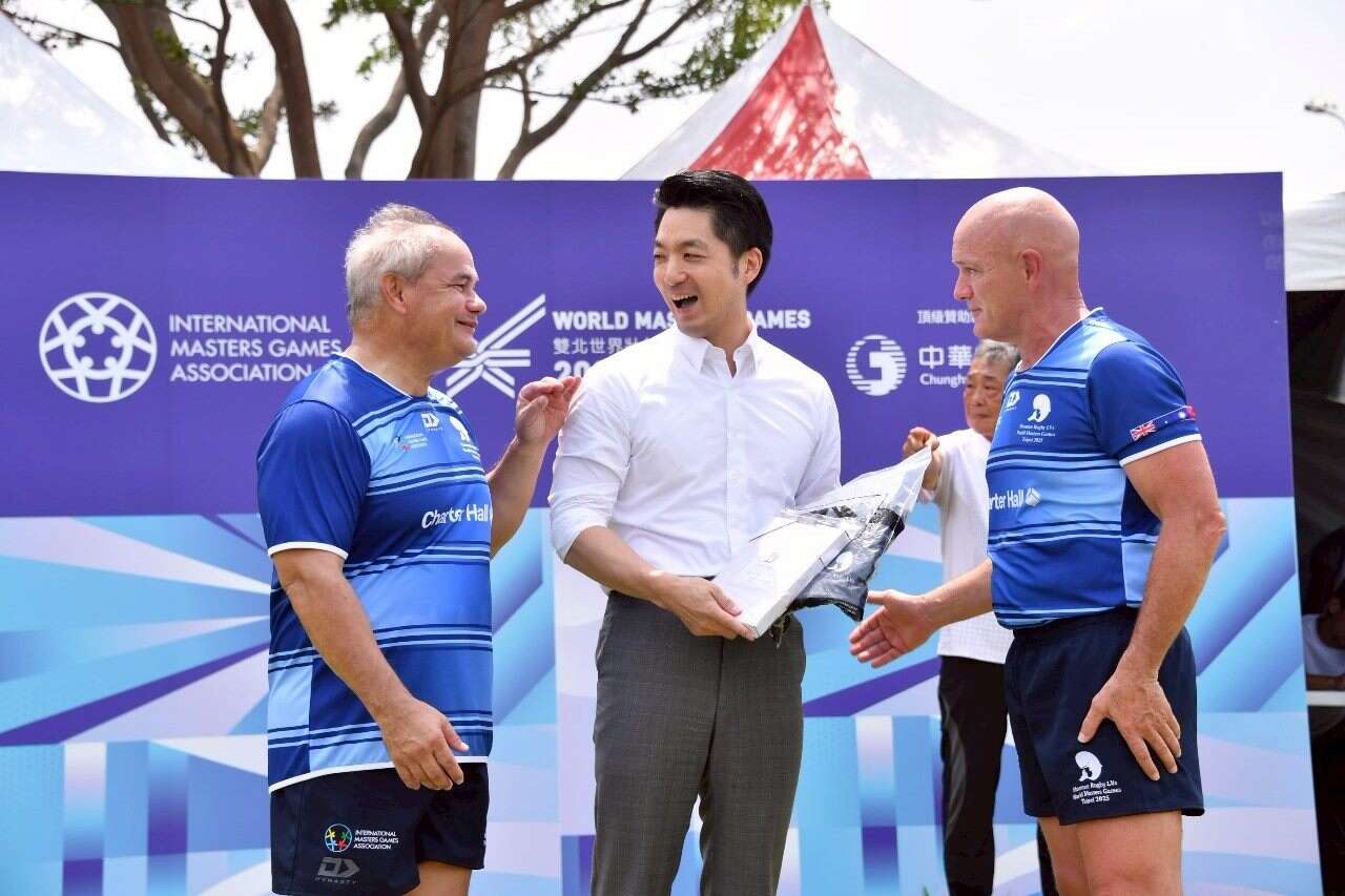 现场黄金海岸代表队特别赠送球衣给蒋市长，象徵两市友谊长存。(图片来源：台北市政府秘书处媒体事务组)
