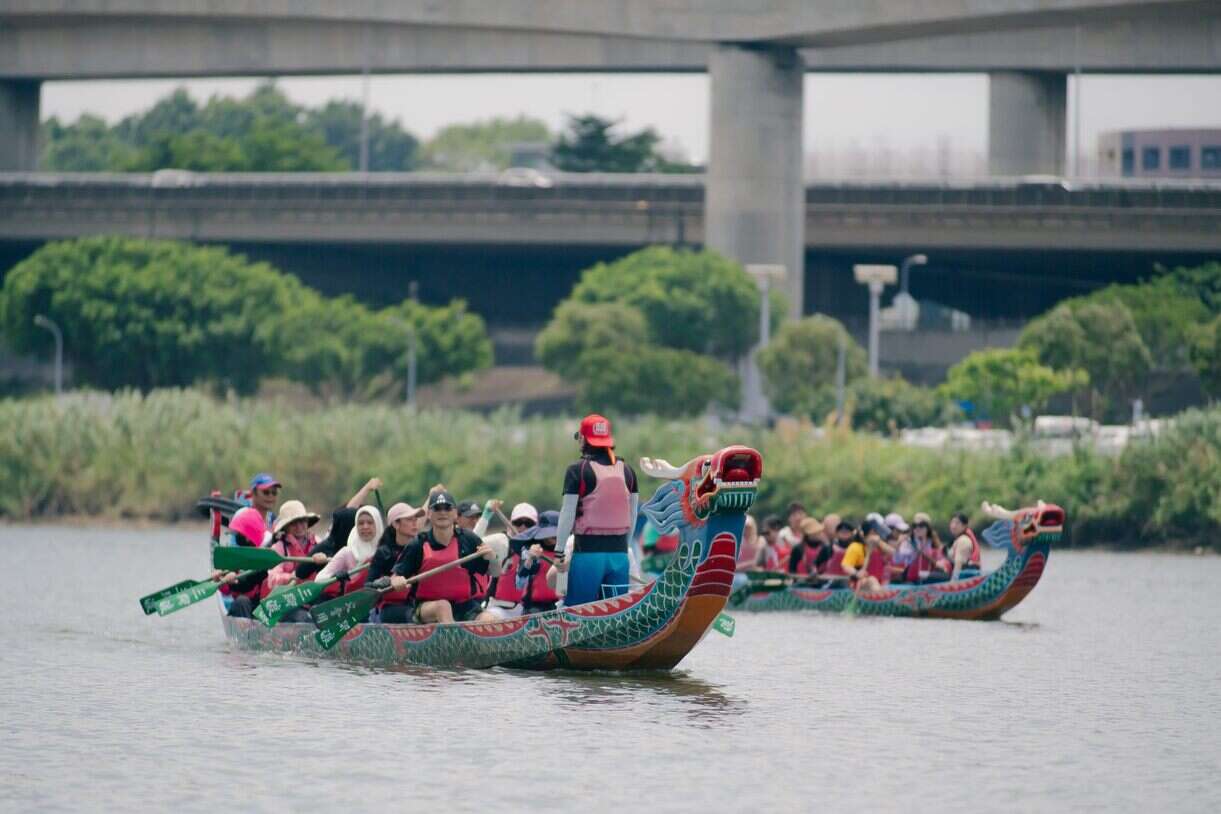 移工們熱烈參與並體會划龍舟樂趣(圖片來源：臺北市政府勞動局)