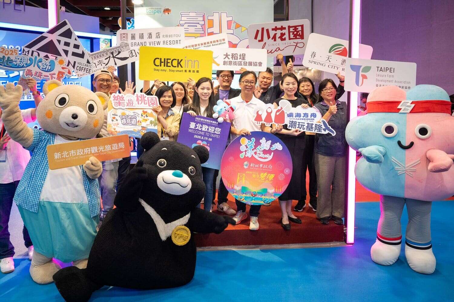 台北市观传局余祥局长（前排左3）、新北巿观旅局杨宗珉局长（前排右3）、基隆巿文化局江亭玫局长（前排右2）、桃园巿观旅局吕秀琴主秘（前排左2）共同携手推广在地优质品牌