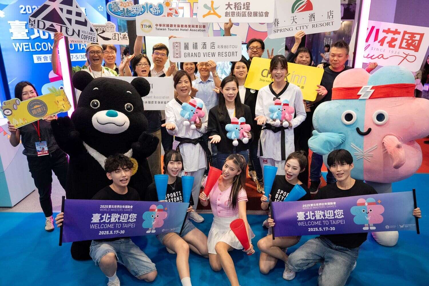 台北市观光传播局余祥局长（中排右三）携手在地优质品牌共同为「台北馆」开幕。(图片来源：台北市政府观光传播局)