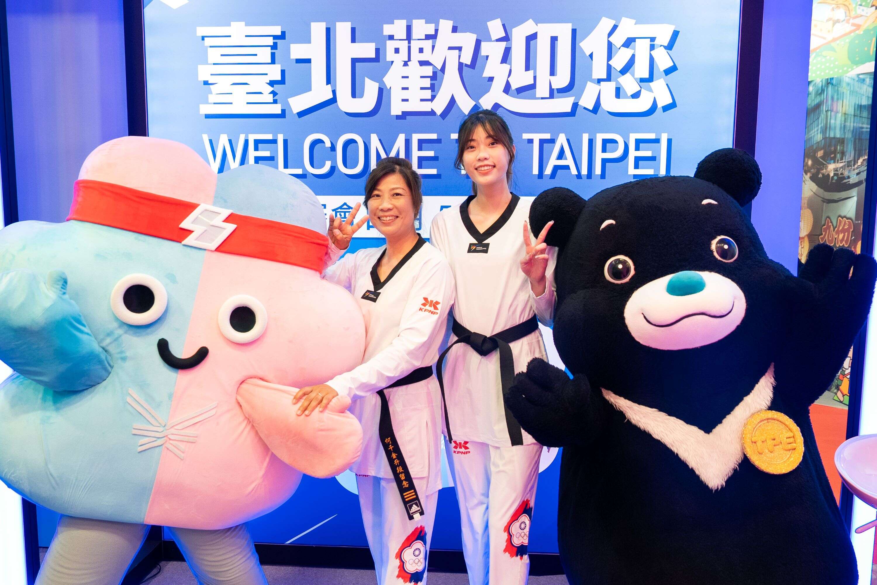 「跆拳道甜心」罗嘉翎与母亲何千金女士为世壮运选手加油打气！(图片来源：台北市政府观光传播局)