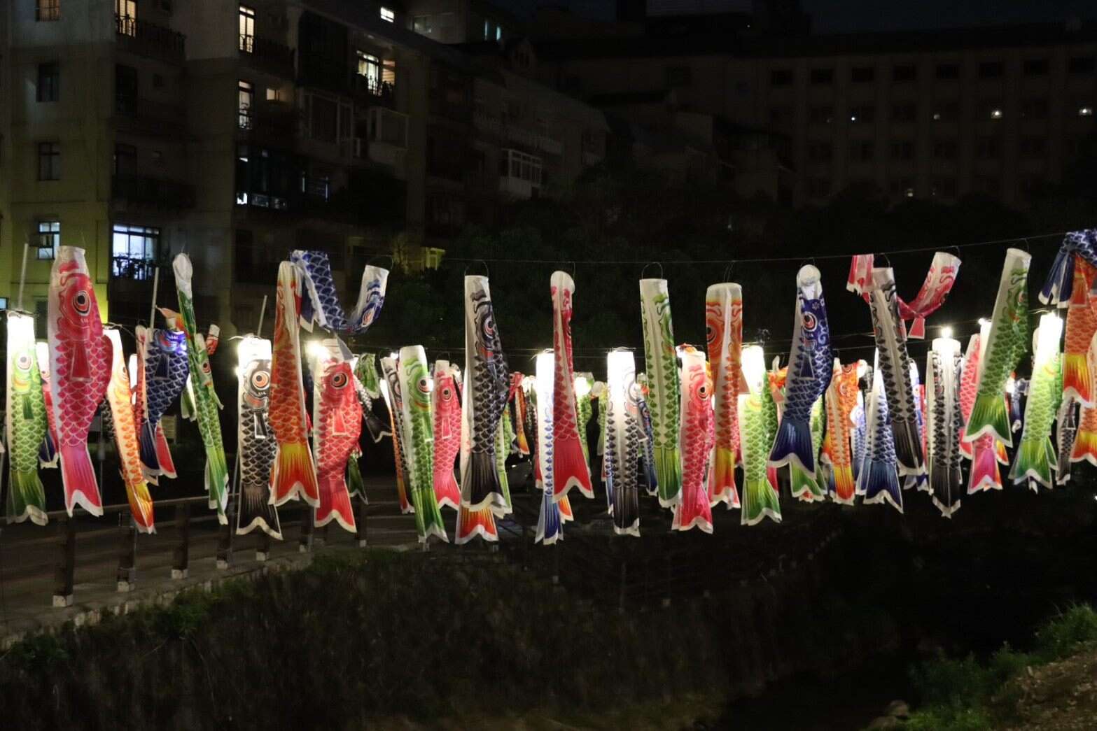 北投夏日祭り 亮點裝置-「銀星橋鯉魚旗串」(圖片來源：臺北市商業處)
