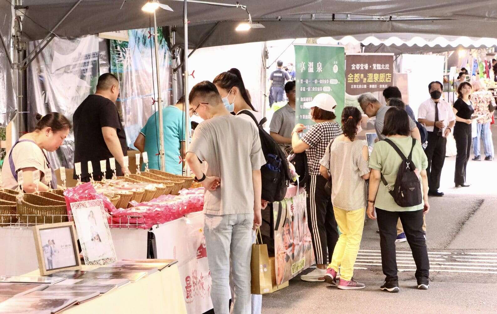 民眾遊逛台日好物市集暨文創市集(圖片來源：臺北市商業處)