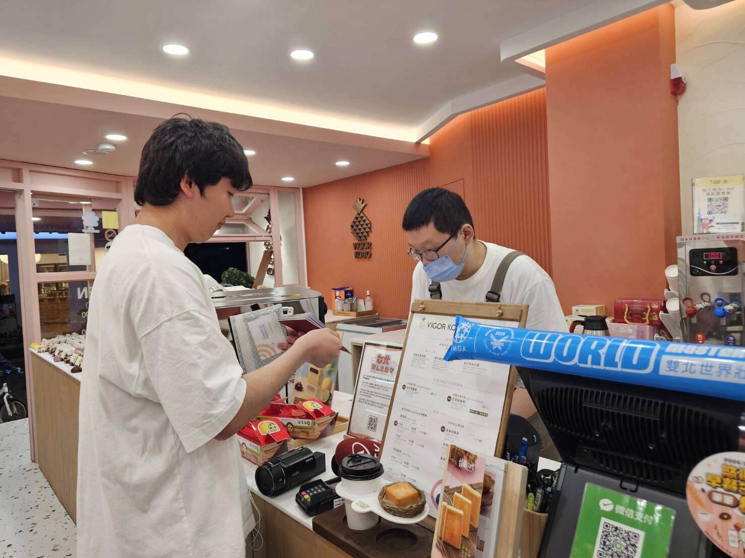 观传局现正对外籍旅客推出「大阪世博顺游台北」优惠专案，只要在台北市指定店家出示大阪世博门票及非中华民国（台湾）护照即可享受专属优惠。(图片来源：台北市政府观光传播局)