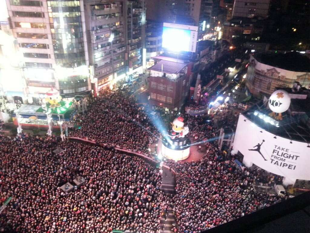 2017臺北燈節開幕點燈儀式湧入萬人，小奇雞光芒四射