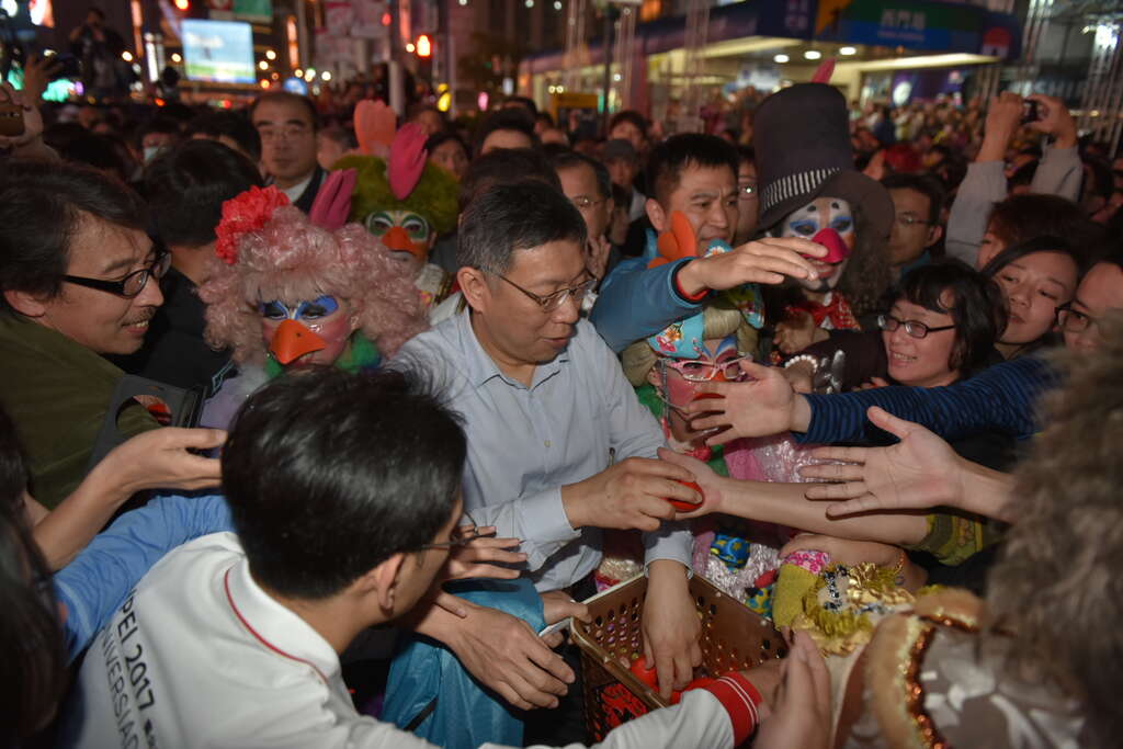 灯节开幕柯市长分送意喻新生的「红蛋」给民众