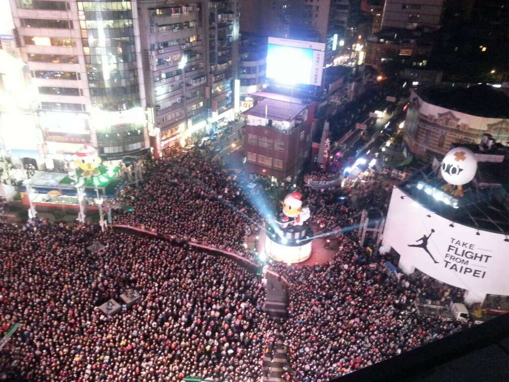 臺北燈節透過空拍呈現主展演區燈光秀的磅礴氣勢