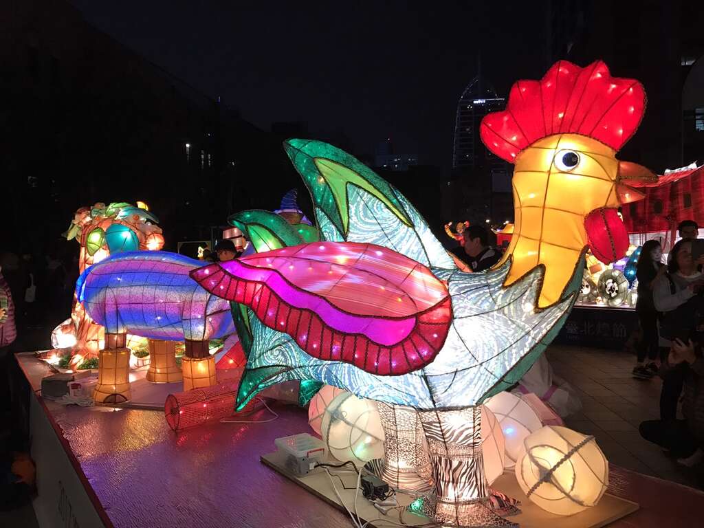 学生传统花灯於中山堂蛋白区展出