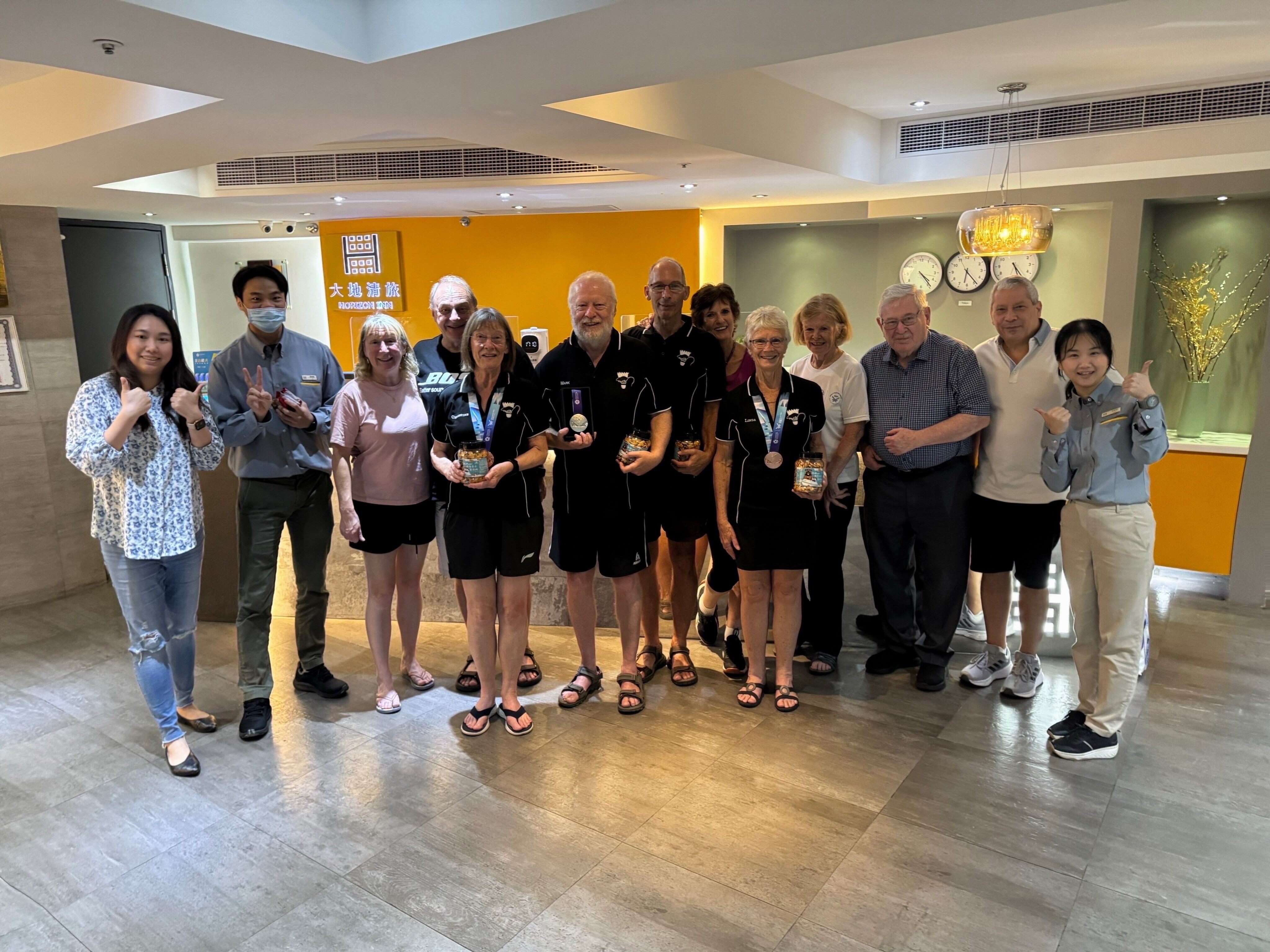 澳洲選手獲獎後於旅館櫃台前合照(圖片來源：臺北市政府觀光傳播局)