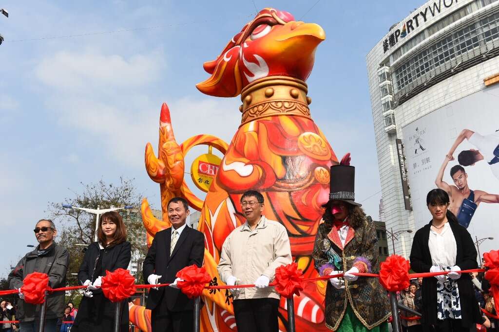台北市长柯文哲（左4）出席日珥鸡剪彩活动
