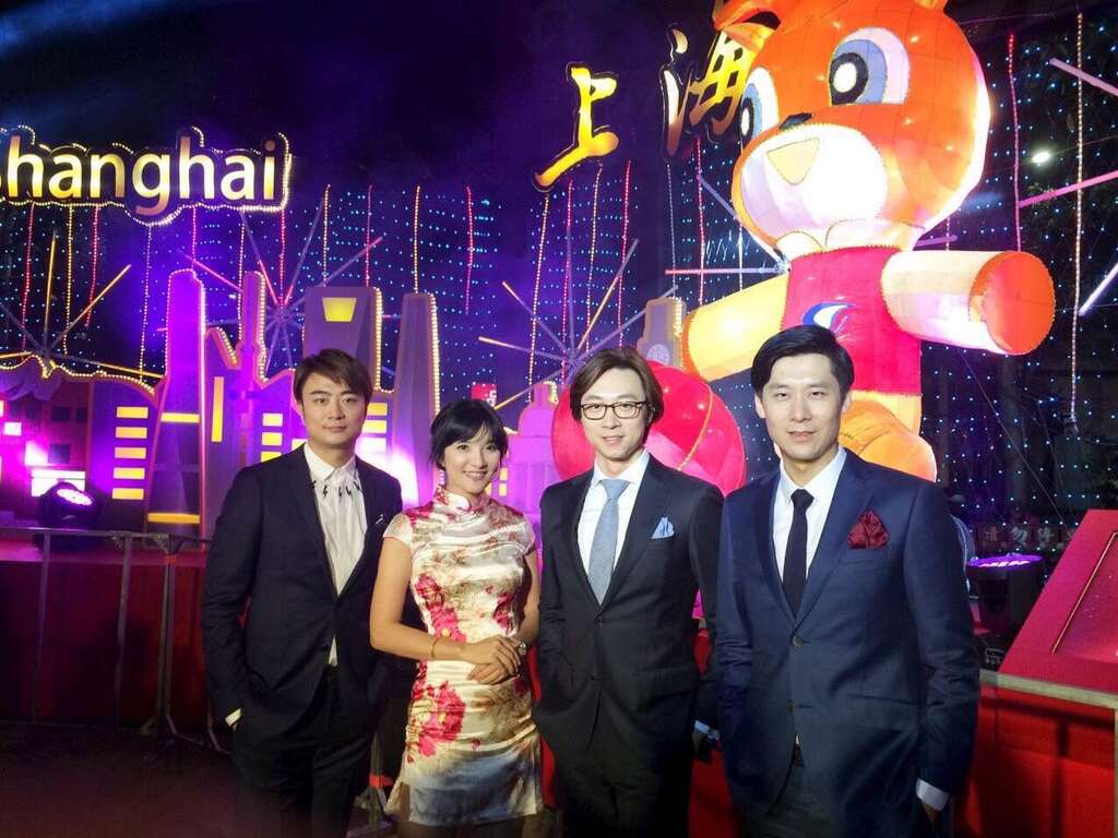 来自上海的男子美声团体Vocal_Force在上海灯区与民众热情交流