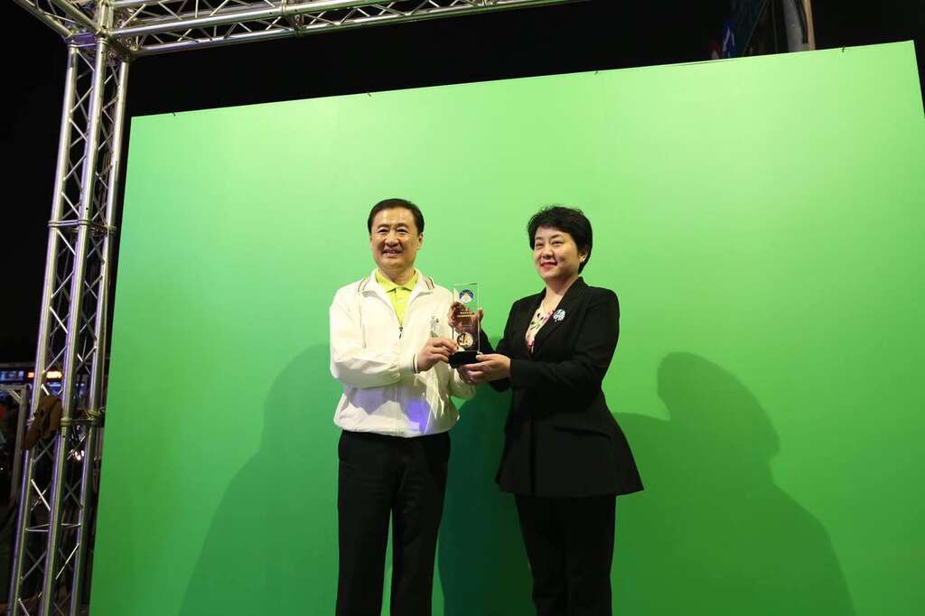 台北市副市长陈景峻颁赠上海灯区感谢牌