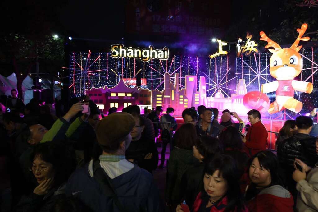 上海燈區在2017台北燈節熱鬧登場，吉祥物樂樂福鹿報喜主燈超吸睛