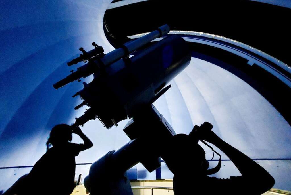 营队中的专业望远镜夜间观星活动。(图片来源：台北市立天文科学教育馆)