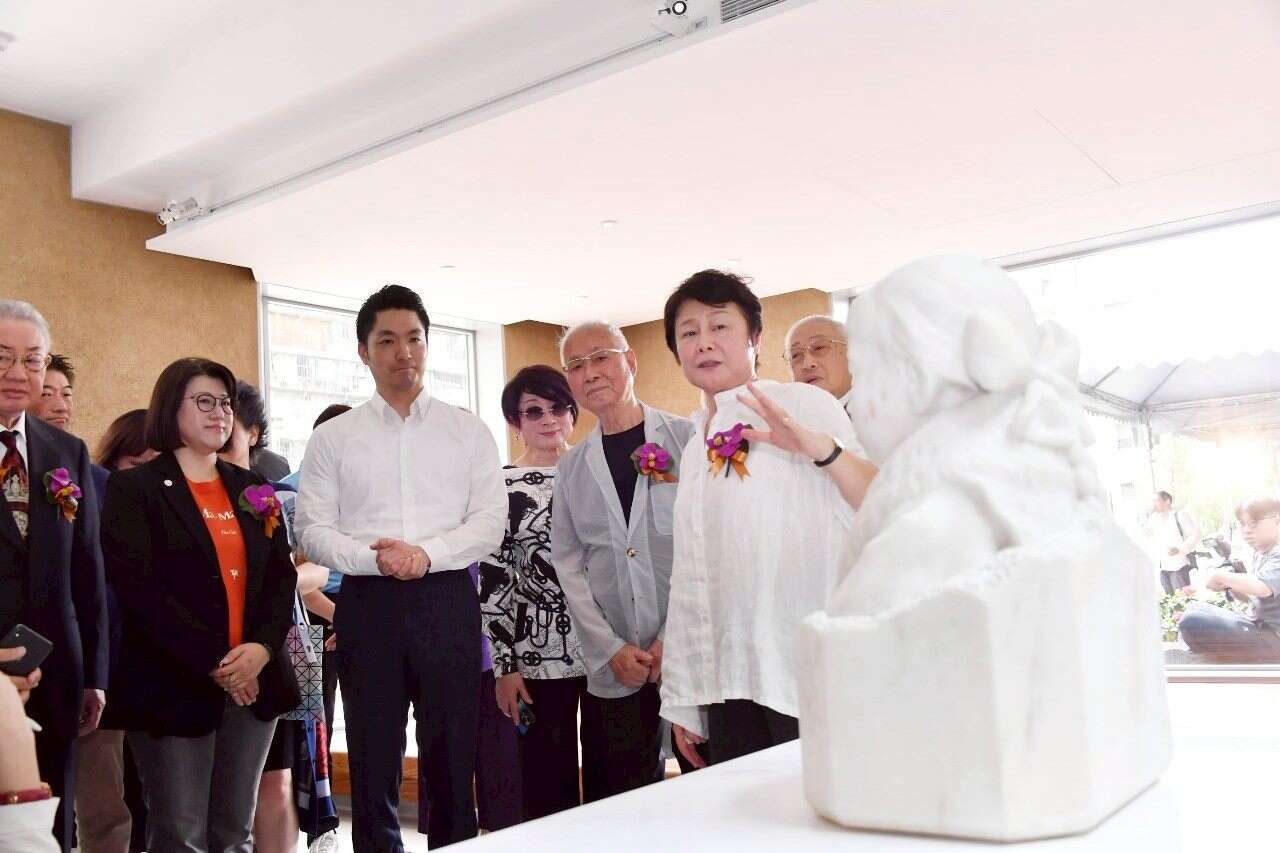 太平國小博物館專案總策畫林曼麗為台北市長蔣萬安、王道銀行教育基金會董事長駱錦明、王道銀行董事長駱怡君等賓客導覽黃土水特展室(圖片來源：臺北市政府秘書處媒體事務組)