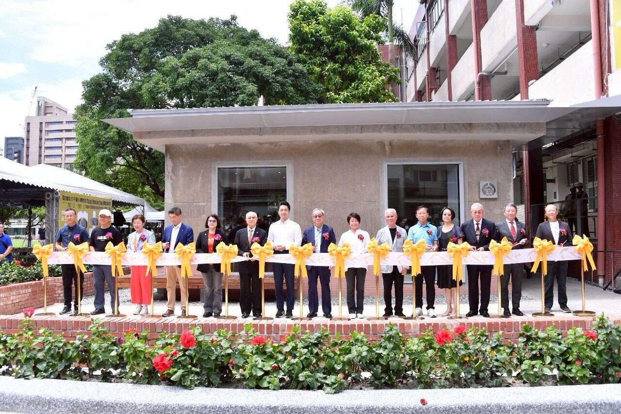 太平國小博物館於16日舉辦開館典禮，臺北市長蔣萬安（左7）、文化部長李遠（左8）、王道銀行教育基金會董事長駱錦明（左6）、王道銀行董事長駱怡君（左5）、太平國小博物館專案總策畫林曼麗（右7）以及眾多貴賓蒞臨剪彩(圖片來源：臺北市政府秘書處媒體事務組)