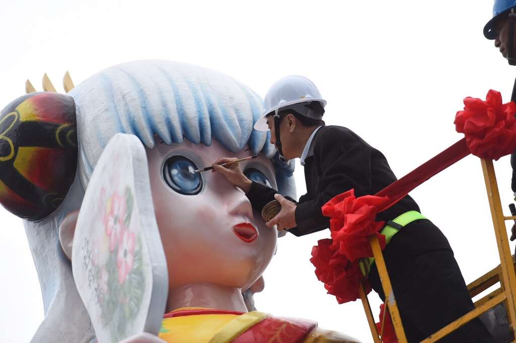 Eye-dotting ceremony for eight-meter tall Matsu float