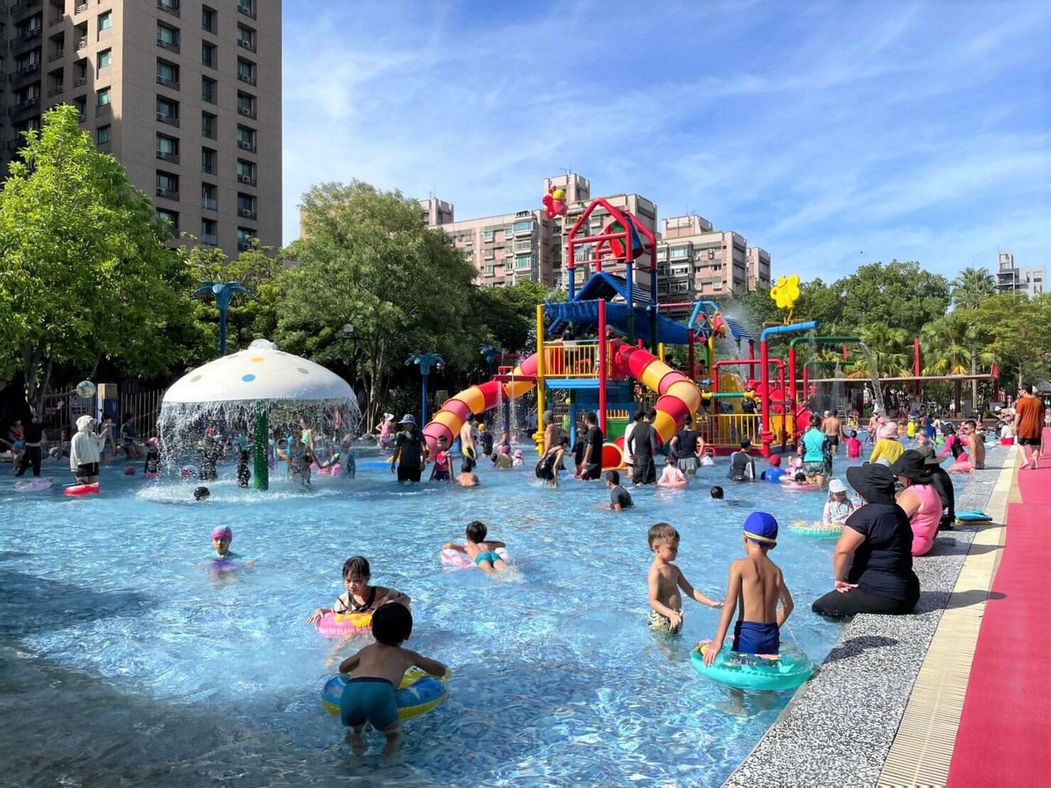 台北亲水节邀请大小朋友到台北自来水园区戏水消暑。(图片来源：台北市政府观光传播局)