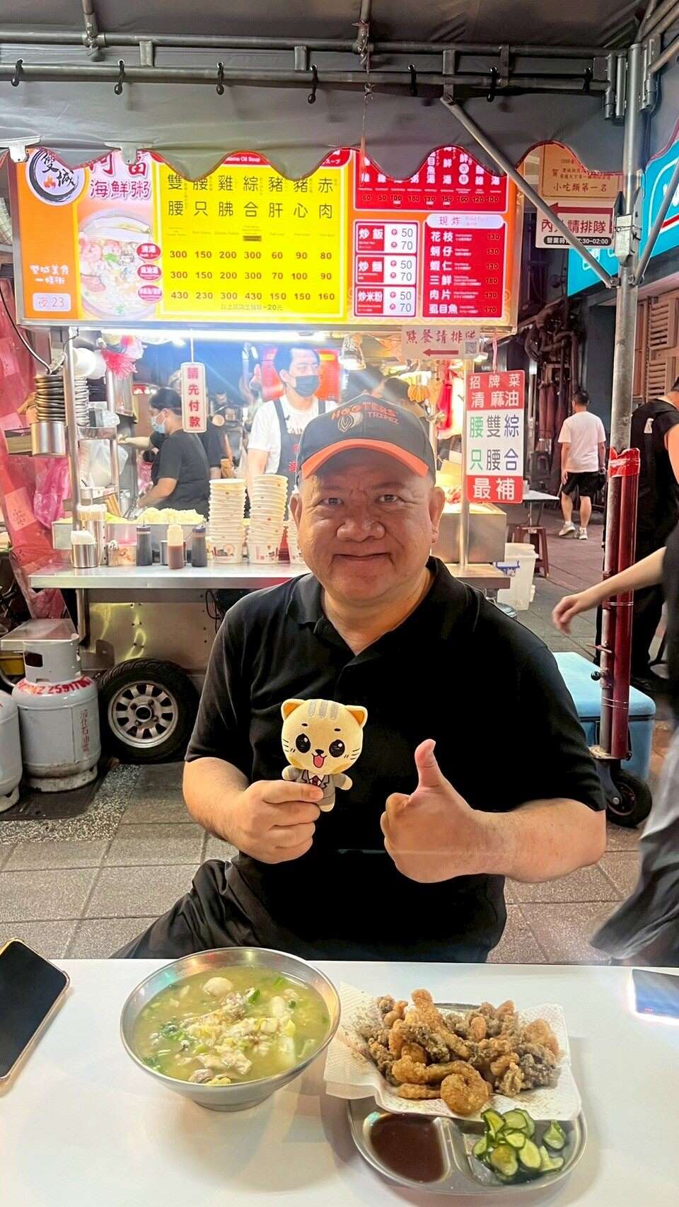 食尚玩家驻点部落客的猫大爷品尝「阿富海鲜粥」，一上桌就被满满的海鲜震撼(图片来源：台北市市场处)