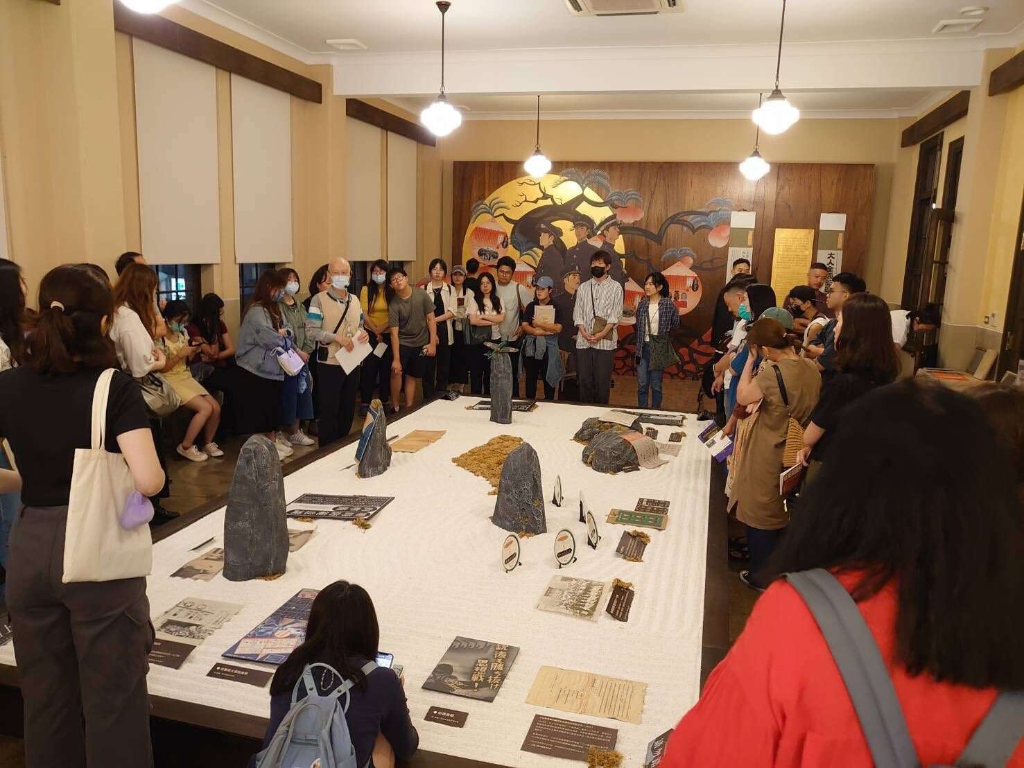 民众热情参与台湾新文化运动纪念馆的夜间限定特展导览活动。(图片来源：台北市政府文化局)
